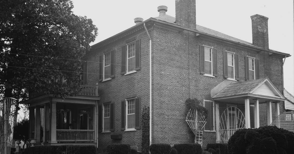 Sweetwater Mansion, Alabama Roadtrippers