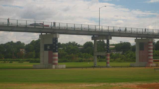 Eagle Pass Piedras Negras International Bridge Eagle Pass Tx Roadtrippers