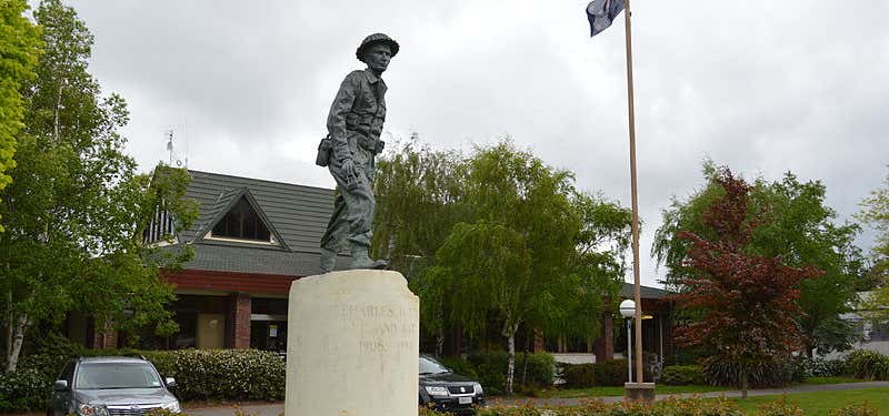 Photo of Charles Upham Statue