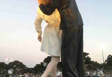 Photo of The Homecoming Statue