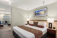 Run of the House: <strong>1 King Bed or 2 Twin Beds</strong><br /><b>Internet</b> - WiFi <br /> <b>Entertainment</b> - Cable channels and DVD player <br /><b>Food & Drink</b> - Kitchenette with refrigerator, microwave, and coffee/tea maker<br /><b>Bath...