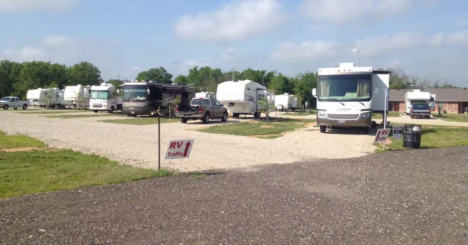 Bedrock RV & Inn, Grand Saline Roadtrippers