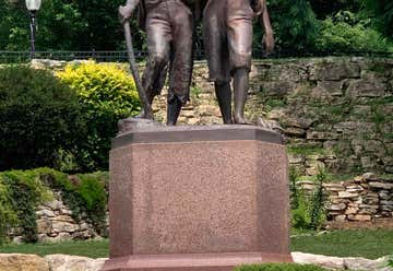 Photo of Tom and Huck's Statue