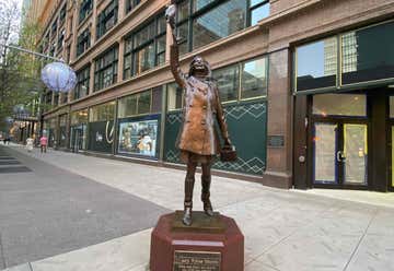 Photo of Mary Tyler Moore Statue