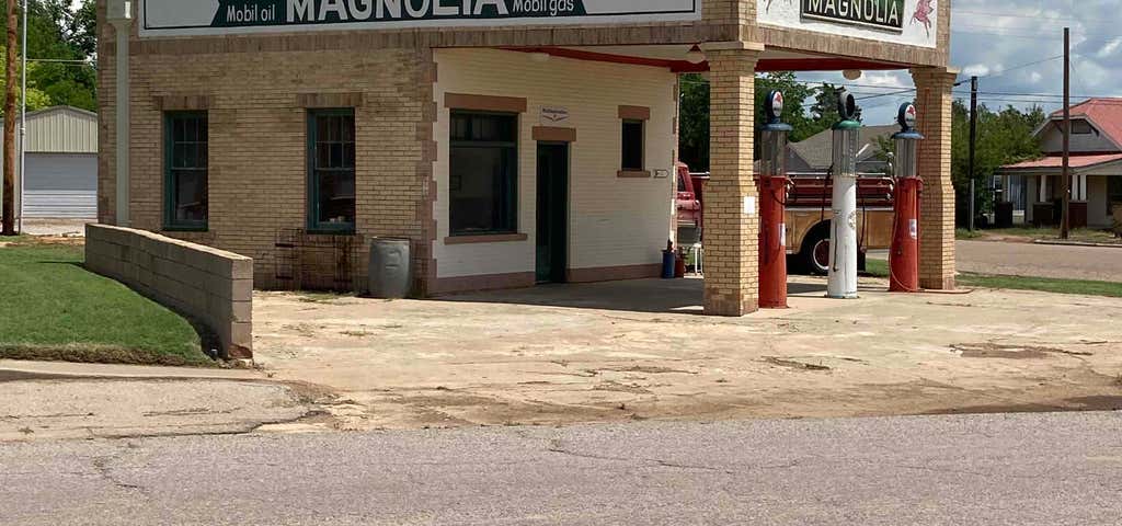 Photo of Magnolia Gas Station - Shamrock