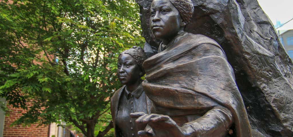 Photo of Edmonson Sisters Sculpture