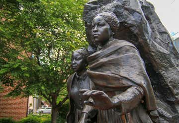 Photo of Edmonson Sisters Sculpture