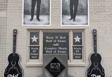 Photo of Everly Brothers Monument