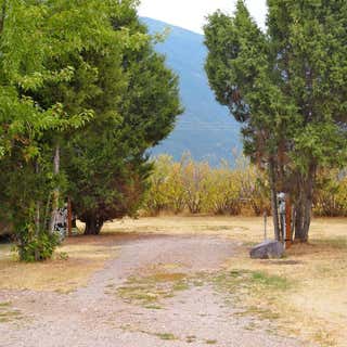 Glacier Basecamp Lodge & Campground