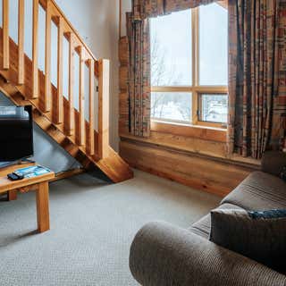 Basecamp Lodge Golden