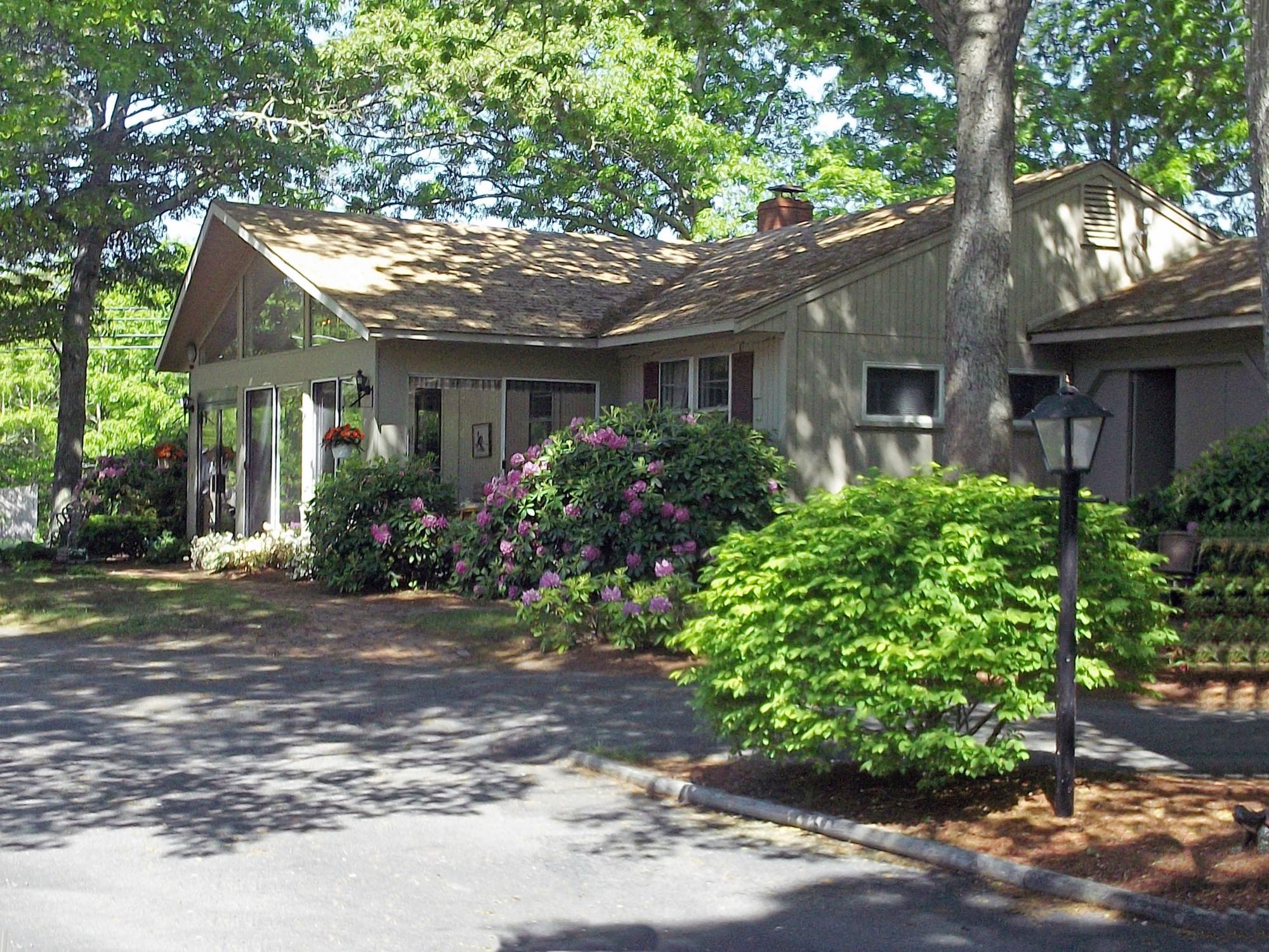 Midway Motel and Cottages