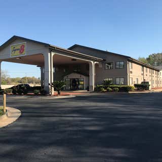 Super 8 by Wyndham Montgomery I-65