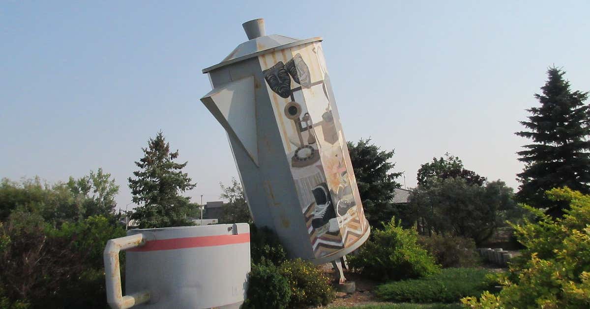 World's Largest Coffee Pot, Saskatchewan Roadtrippers