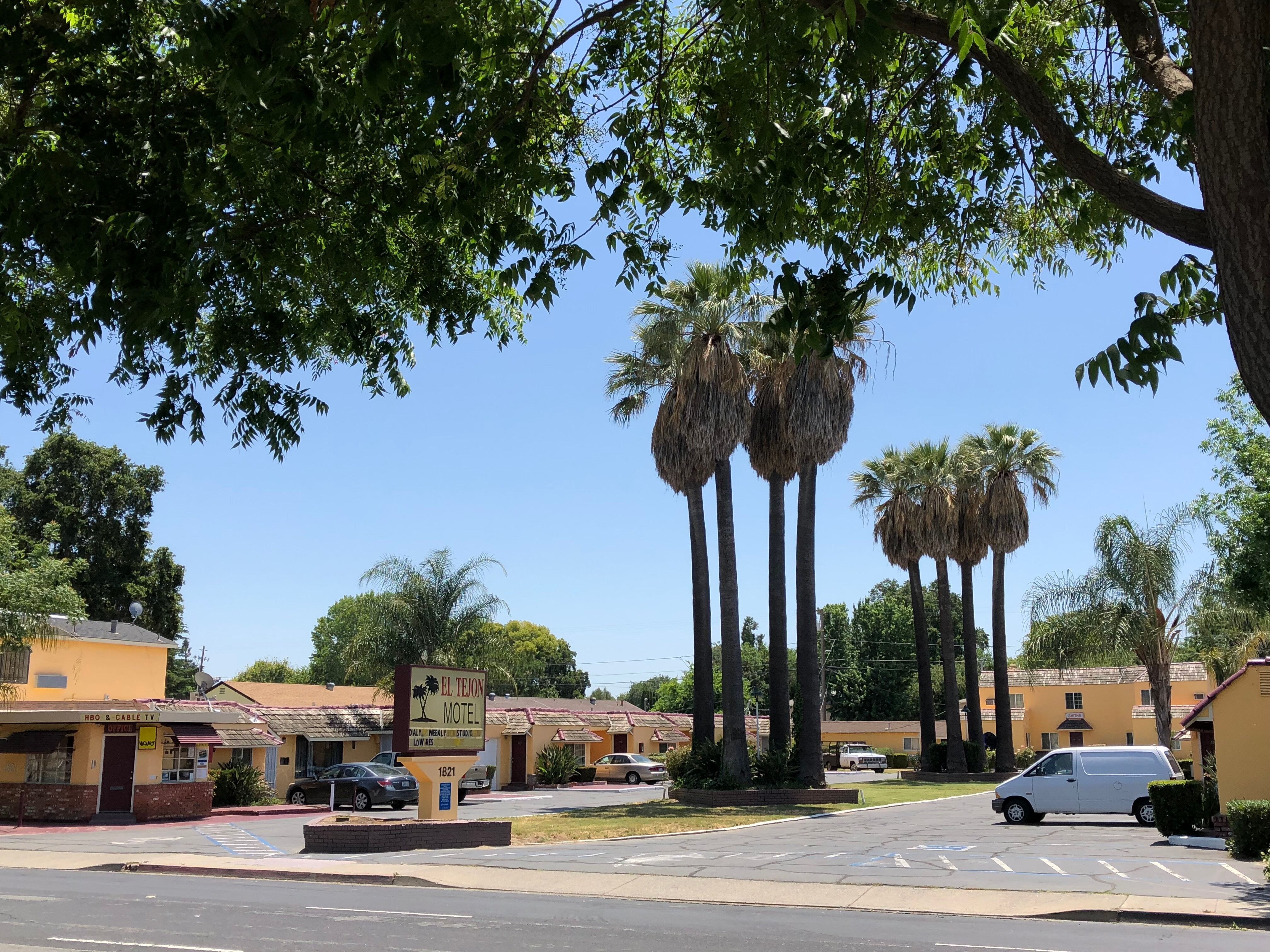 EL Tejon And Pick Wick Motel