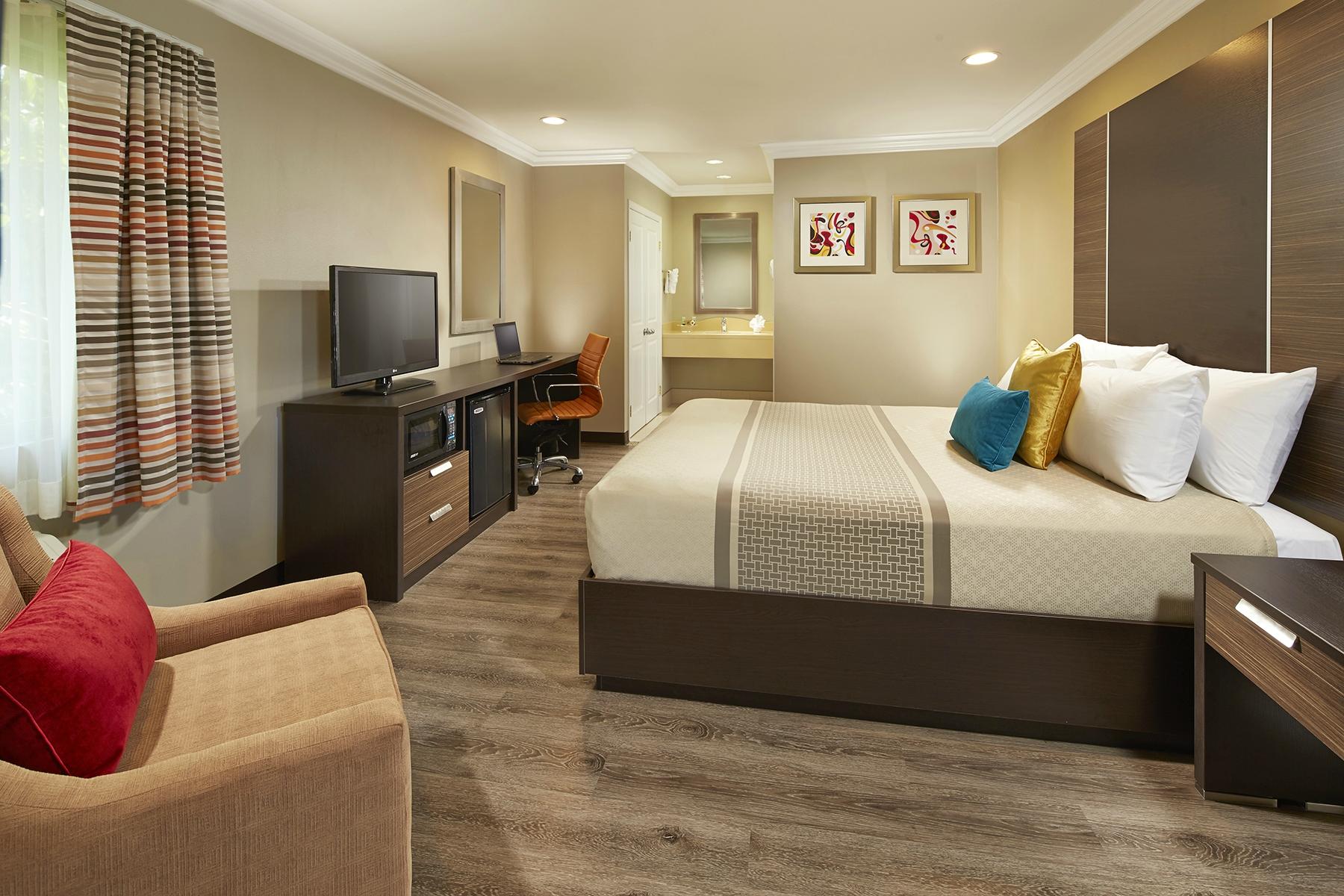 Eden Roc Inn & Suites