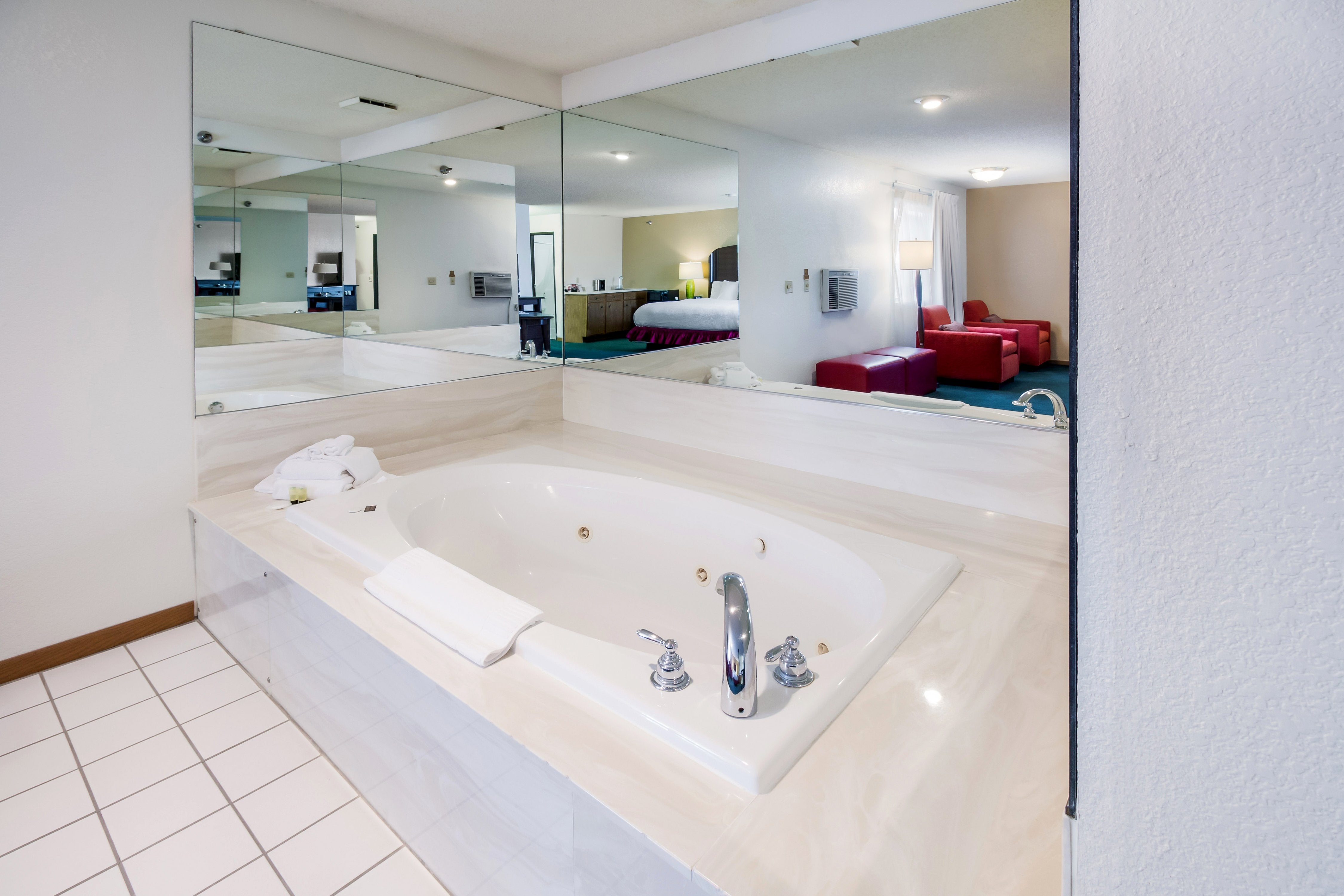 Alliance Hotel & Suites, a Howard Johnson by Wyndham