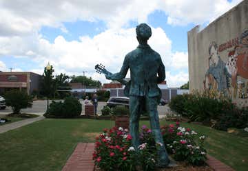 Photo of Woody Guthrie Statue