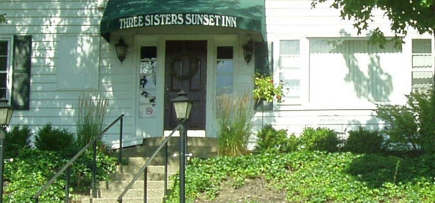 Photo of Three Sisters Sunset Inn