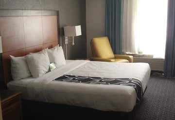 Photo of La Quinta Inn & Suites