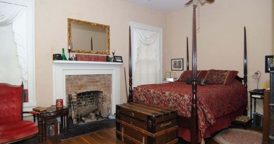 Singing Hills Inn Bed and Breakfast, Mount Vernon Roadtrippers