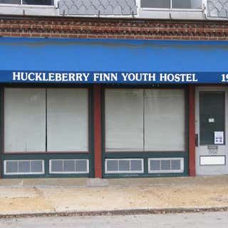 The Huckleberry Finn Youth Hostel