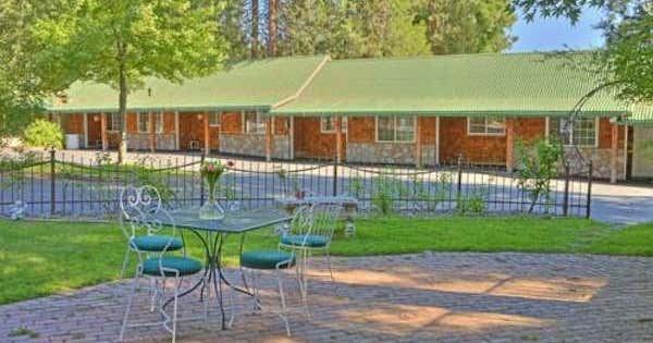 Strawberry Valley Inn, Mount Shasta Roadtrippers