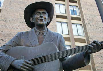 Photo of Hank Williams Statue