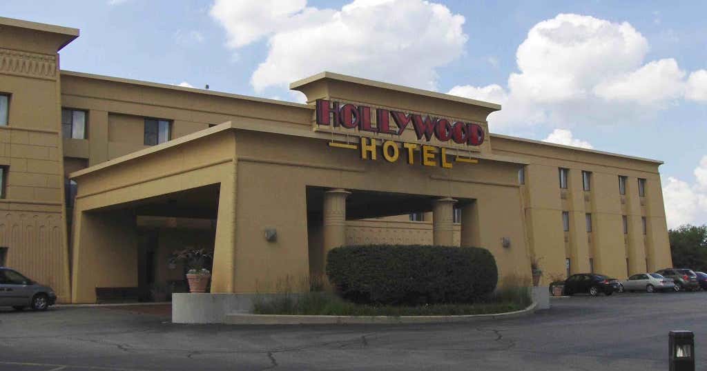 is the hollywood casino in joliet open