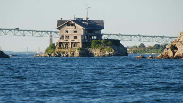 Clingstone House On The Rock Newport Ri Roadtrippers
