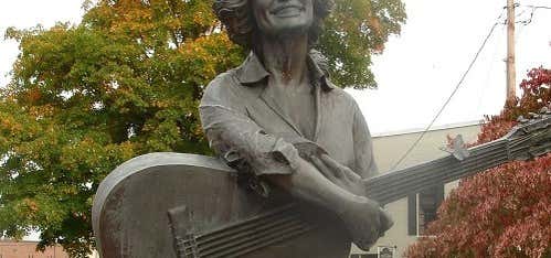 Photo of Dolly Parton Statue