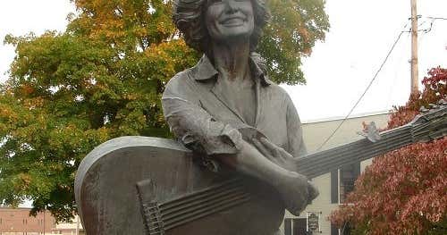 Dolly Parton Statue Sevierville Roadtrippers