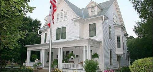 Photo of Colonial White House Bed and Breakfast
