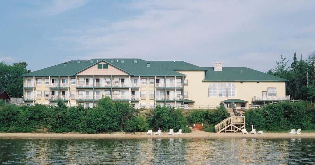 Magnuson Grand Hotel Lakefront Paradise, Paradise Roadtrippers