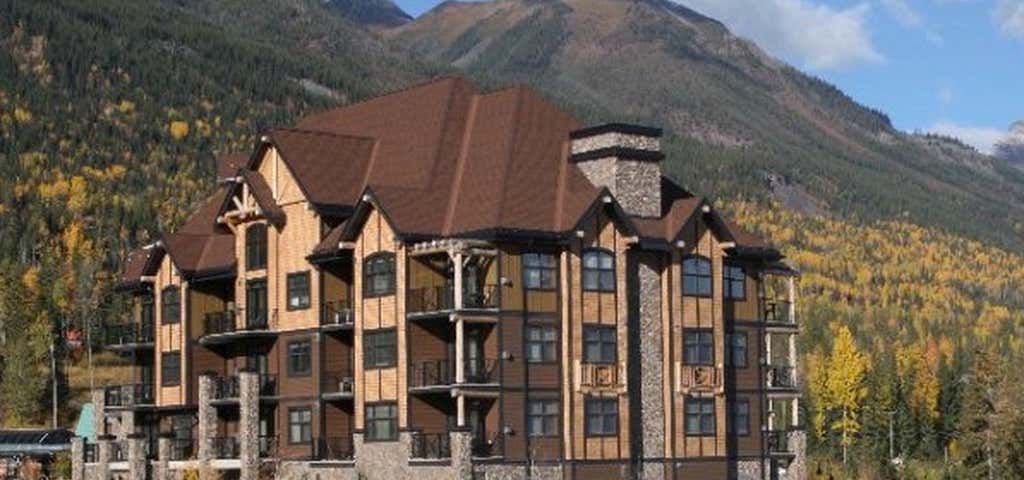 Stunning Glacier Mountaineer Lodge Golden Canada Scene in 4K Stunning Glacier Mountaineer Lodge Golden Canada Scene in 4K