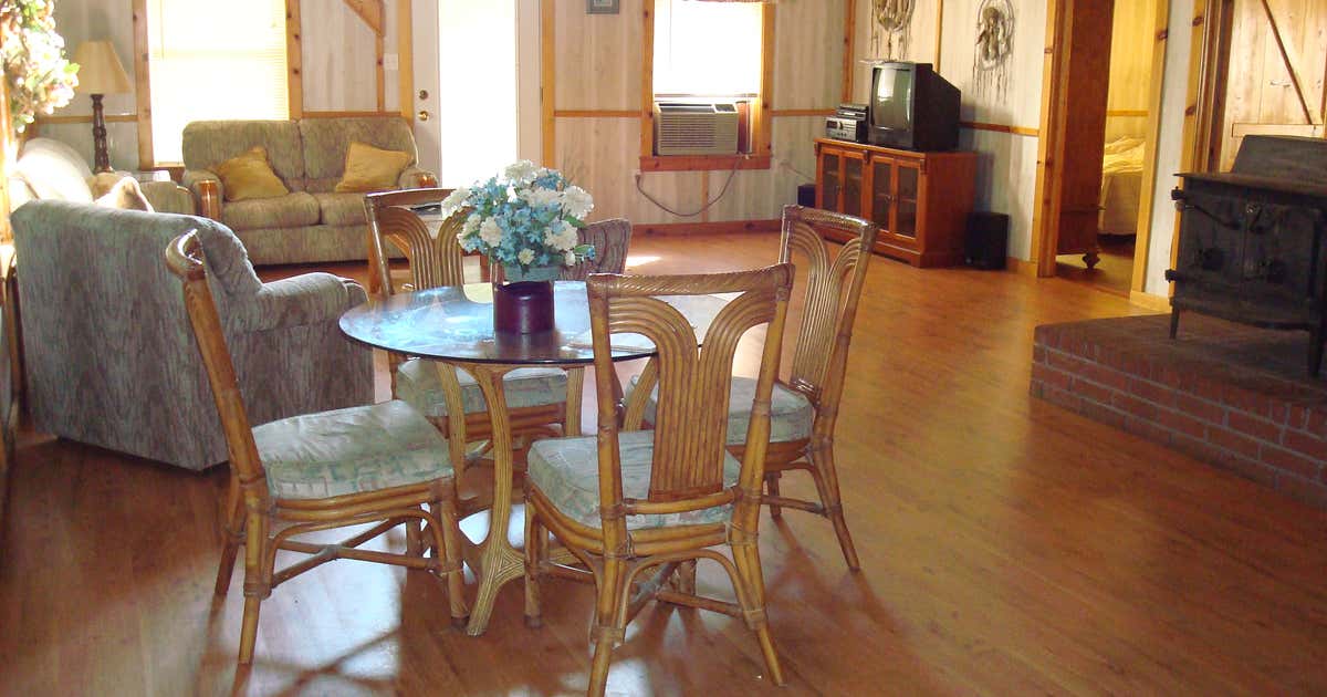 Locke Mountain Cabins, Mountainburg Roadtrippers