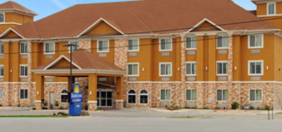 Photo of Days Inn & Suites by Wyndham Cleburne TX