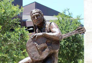 Photo of Willie Nelson Statue