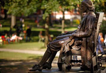 Photo of John Harvard Statue