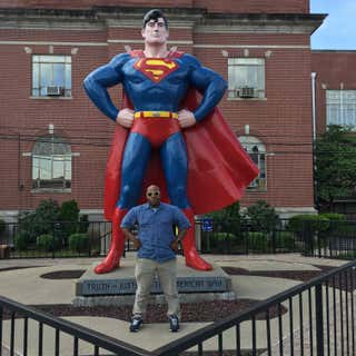 Giant Superman Statue In. Metropolis, Il