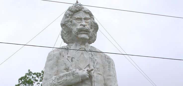 Photo of Giant Statue of Mark Twain