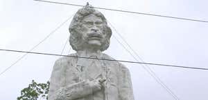 Giant Statue of Mark Twain