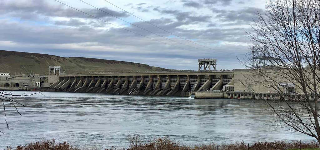 Photo of McNary Dam and the Pacific Salmon Visitor Information Center