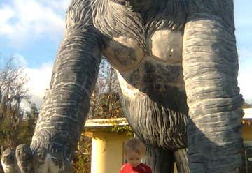 Photo of big gorilla statue
