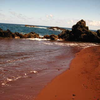 Kaihalulu (Red Sand) Beach