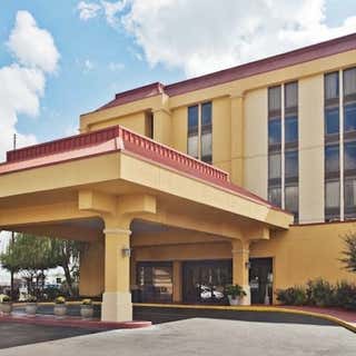 La Quinta Inn & Suites by Wyndham Memphis Airport Graceland
