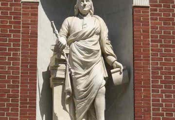 Photo of Benjamin Franklin Statue