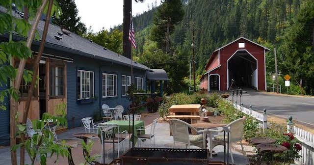 Westfir Lodge and Mountain Market, Westfir Roadtrippers
