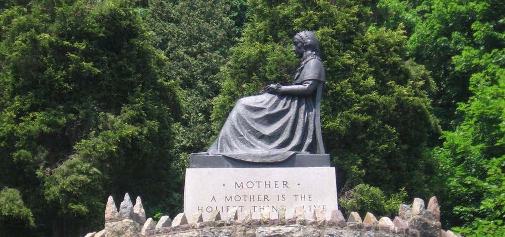 Photo of Whistler's Mother statue