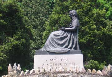Photo of Whistler's Mother statue