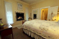 Room, 1 Queen Bed, Valley View: <strong>1 Queen Bed</strong><br />132 sq feet (12 sq meters)<br /><br /><b>Relax</b> - Fireplace<br /><b>Internet</b> - Free WiFi <br /> <b>Food & Drink</b> - Free bottled water<br /><b>Bathroom</b> - Private bathroom, bathtub or shower, bathrobes, and designer toiletries<br /><b>Practical</b> - Rollaway/extra beds available on request<br /><b>Comfort</b> - Air conditioning and daily housekeeping<br />Non-Smoking<br />